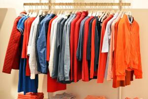 Vêtements sur portant